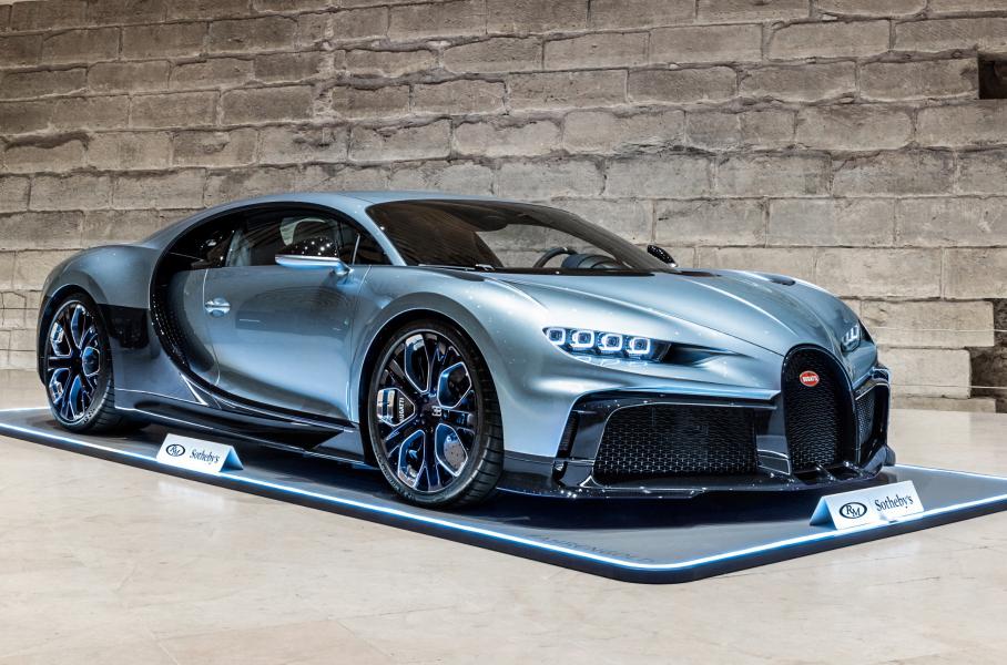 Финальная версия Bugatti Chiron стала самым дорогим автомобилем, проданным с аукциона