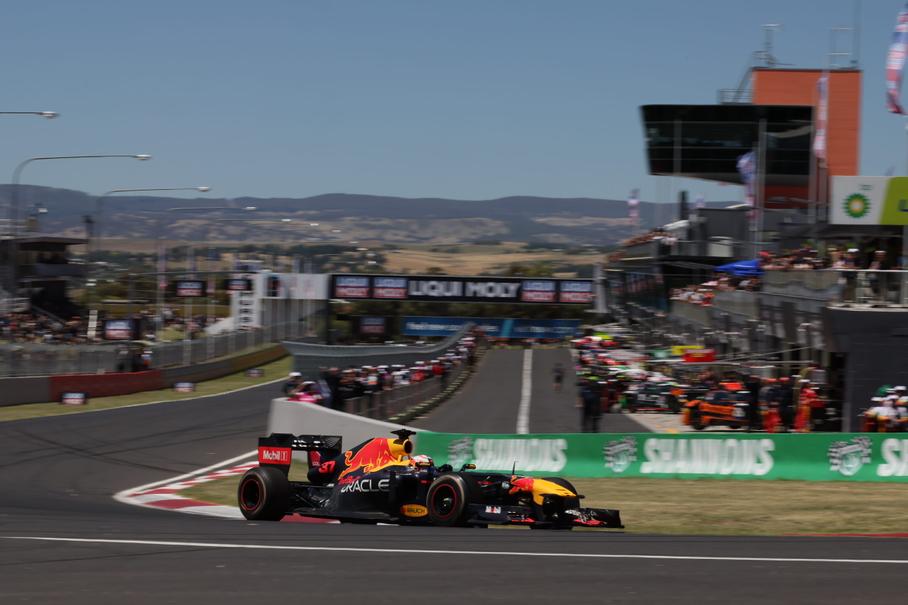 Болид Формулы-1 проехал по трассе «Маунт Панорама»