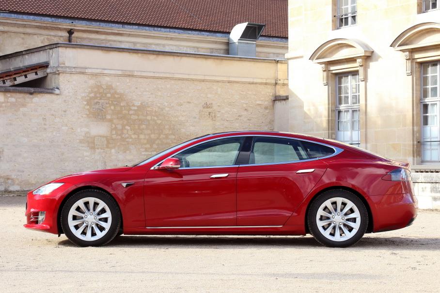 Пожарные пожаловались на бешеный расход воды для тушения Tesla