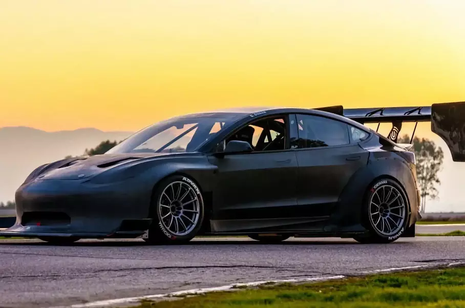 Tesla Model 3 превратили в трековый суперкар