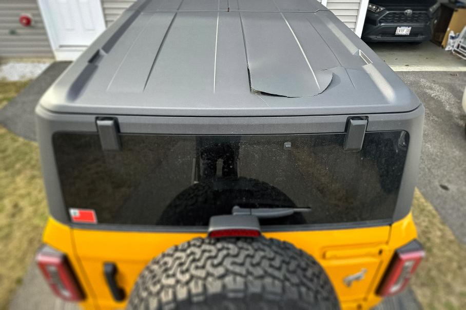 Крыша Ford Bronco не выдержала мороза и разрушилась