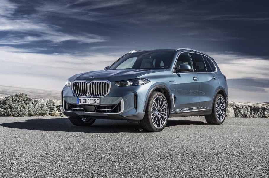 Обновлённые BMW X5 и X6, новый кроссовер Toyota и последние Lamborghini с атмосферным V12: главное за неделю