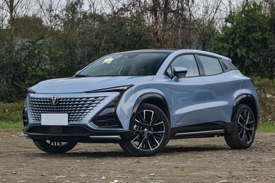 Обновленный кроссовер Changan Uni-T впечатлил модным интерьером