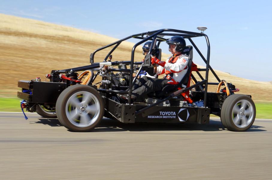 Toyota показала на видео электрокар с «режимом краба»