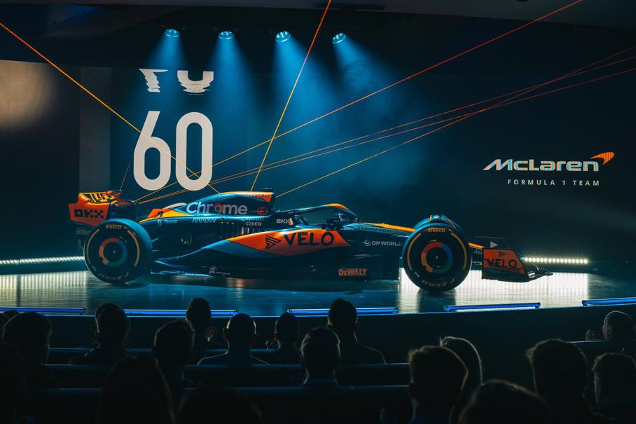 Видео: закулисная подготовка к презентации нового болида Формулы-1