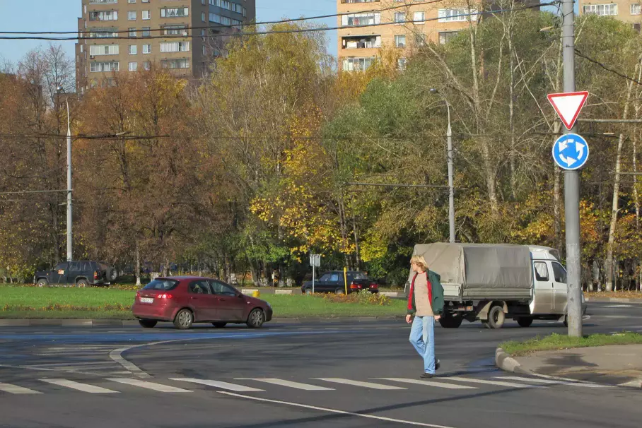 В России изменились правила движения по круговым перекресткам