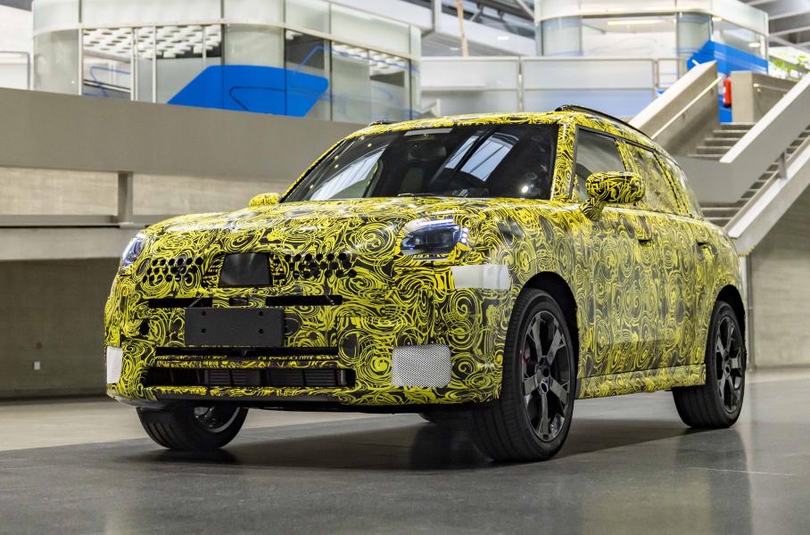 Прототип электрического MINI Countryman показали на официальных фотографиях