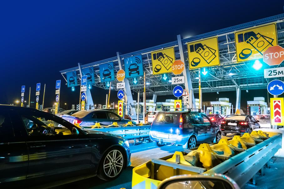 В России названы самые популярные платные трассы среди владельцев электрокаров