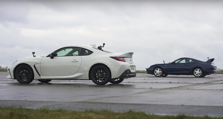 Битва двух «Тойот»: новую GR86 и культовую Supra сравнили в гонке по прямой