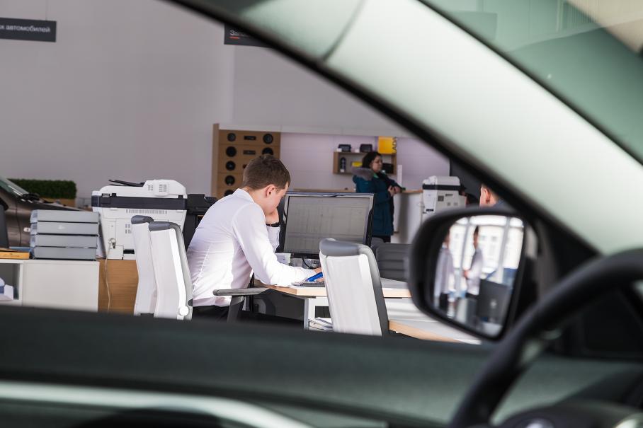 Российский авторынок в феврале: продажи падают 20-й месяц подряд