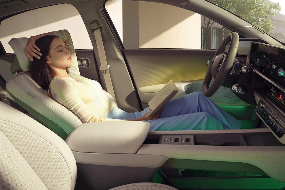 Компания Hyundai придумала «умную» крышу, передвигающую тень по салону