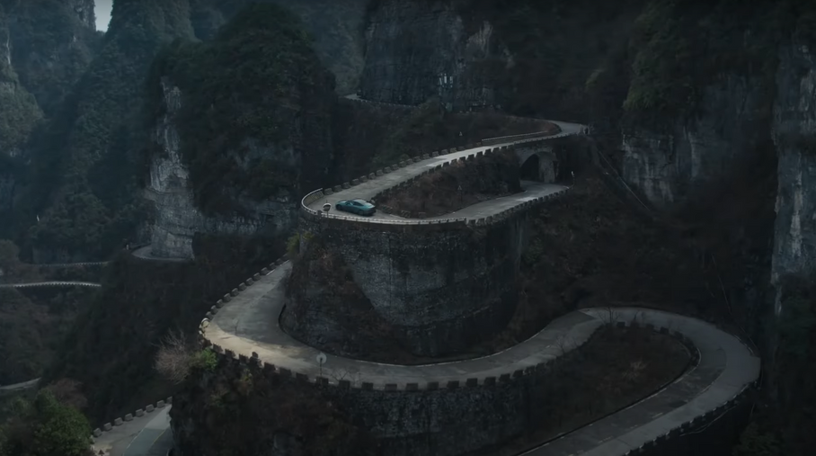 Видео: китайский электроседан XPeng установил рекорд «Дороги 99 поворотов»