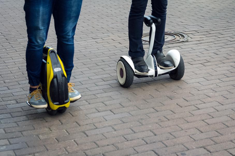 В России самокатам разрешили пользоваться автомобильными очередями фастфудов