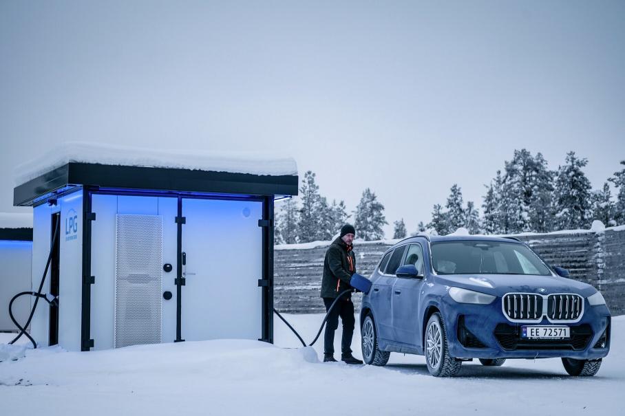 Перед началом эксперимента все электромобили зарядили примерно до 80% от полной ёмкости тяговых батарей