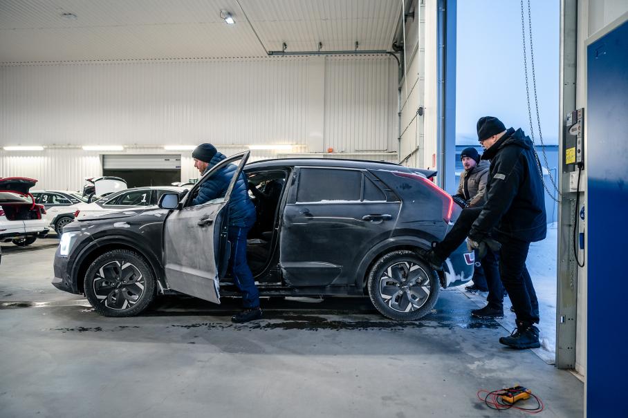 Обездвиженный Kia Niro EV закатывают в тёплый бокс