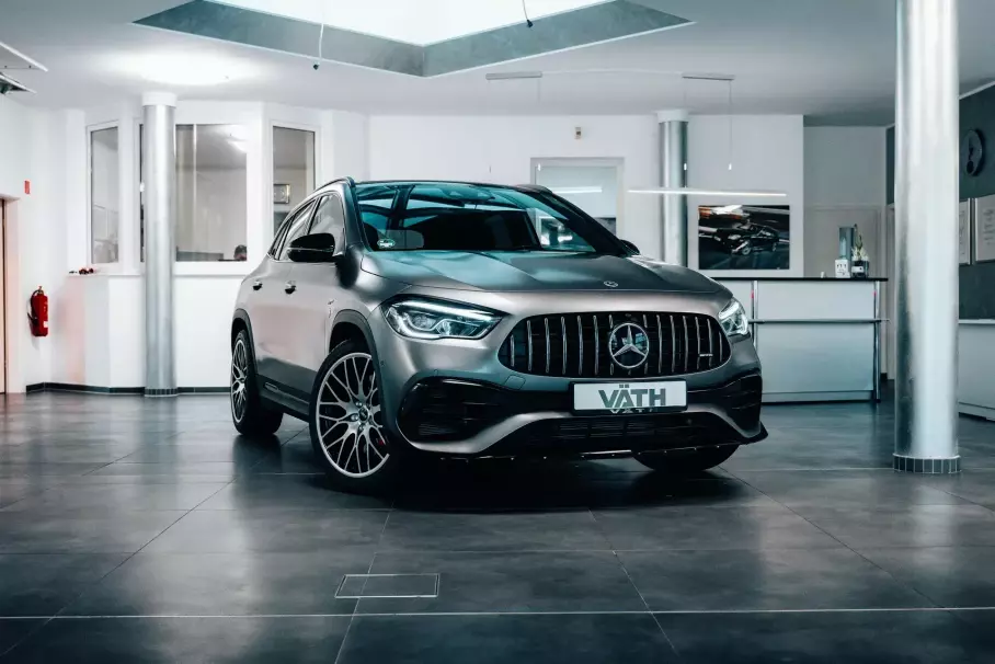 Кроссоверу Mercedes-AMG GLA повысили мощность до 490 лошадиных сил