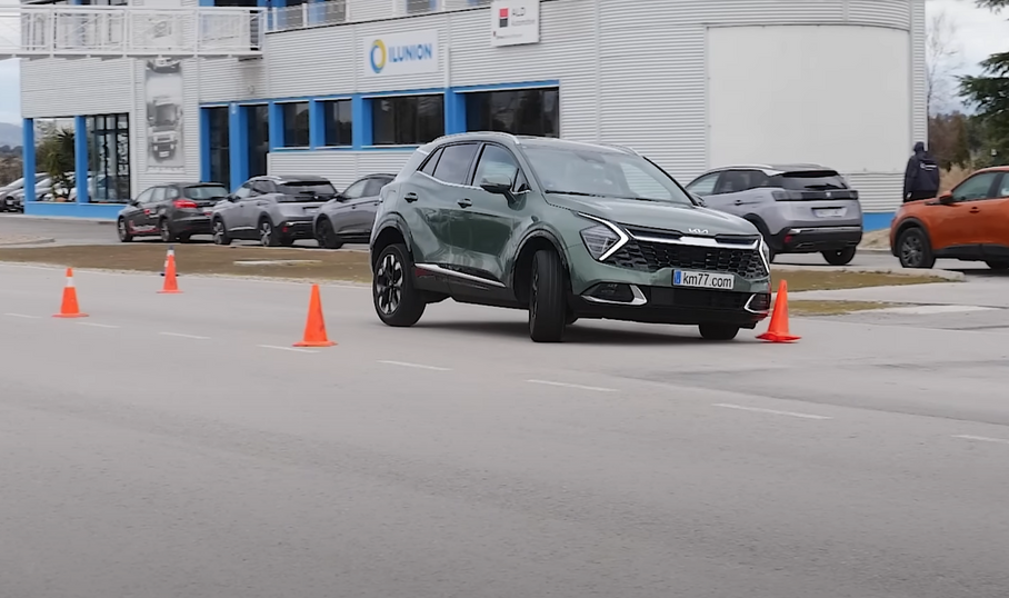 Видео: гибридный Kia Sportage разочаровал экспертов в «лосином тесте»