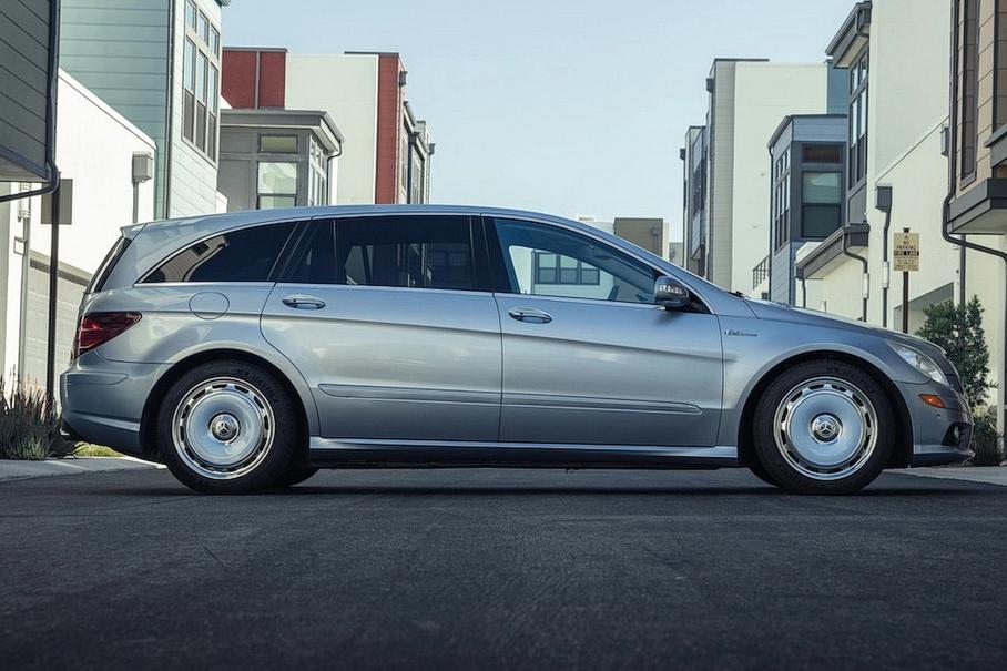 В США за бесценок продают редкий минивэн Mercedes-AMG