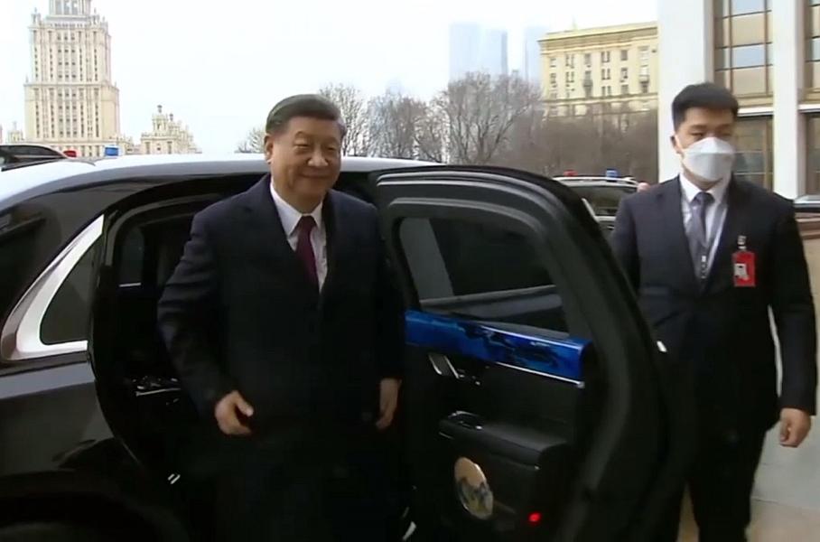 Си Цзиньпин выходит из лимузина Hongqi N701 около Правительства России