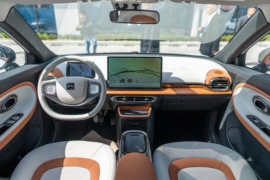 JAC показал салон нового бюджетного электрокара в стиле MINI