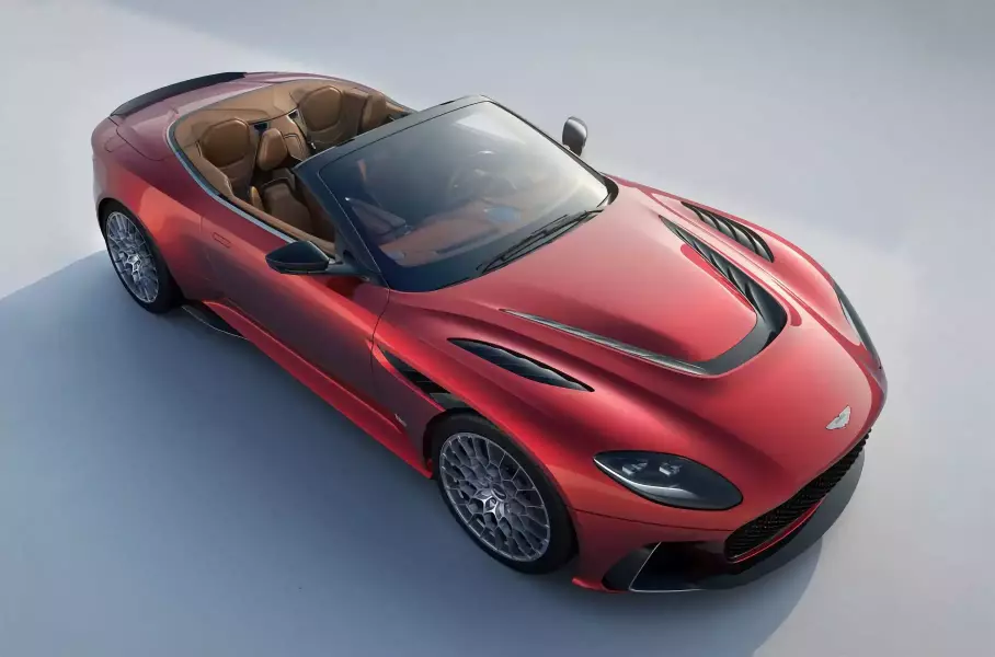 Чёрно-красный BMW XM, самый мощный кабриолет Aston Martin и особый Bentley Continental GT: главное за неделю