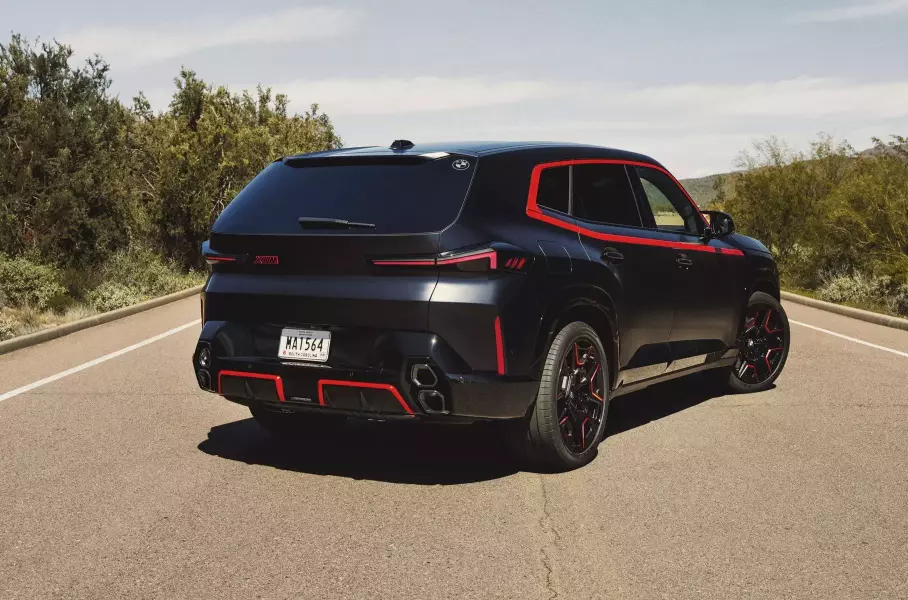 Чёрно-красный BMW XM, самый мощный кабриолет Aston Martin и особый Bentley Continental GT: главное за неделю