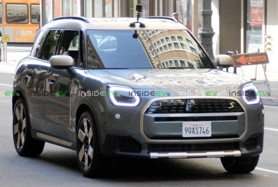 MINI Countryman нового поколения выехал на тесты без камуфляжа