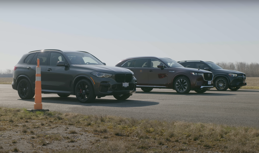 Видео: семейные кроссоверы BMW, Mazda и Mercedes-Benz свели в гонке по прямой