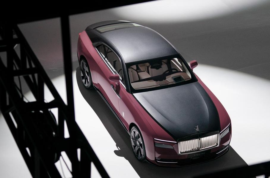 Первый электрический Rolls-Royce окрасили в цвет редкого минерала