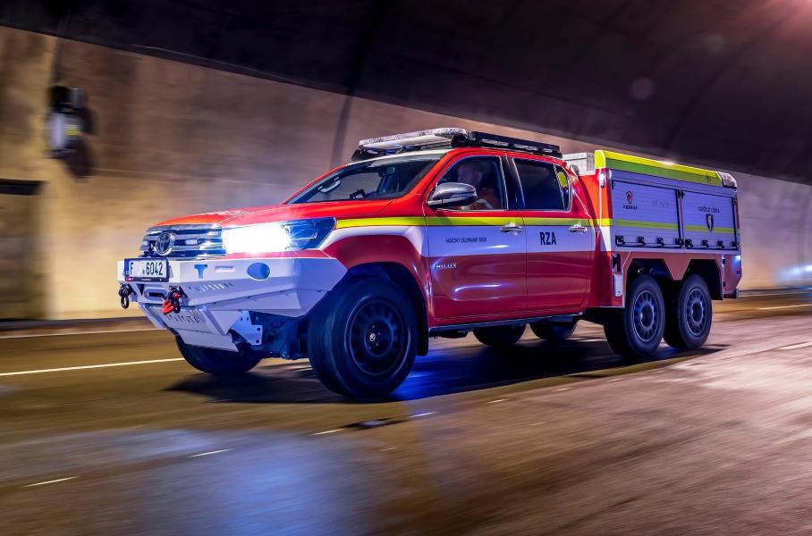 Посмотрите на шестиколесный Toyota Hilux для тушения электрокаров