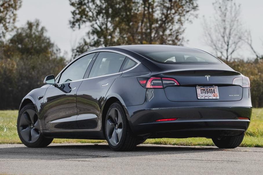 Tesla отказалась от борьбы с Mercedes-Benz, чтобы победить Ford