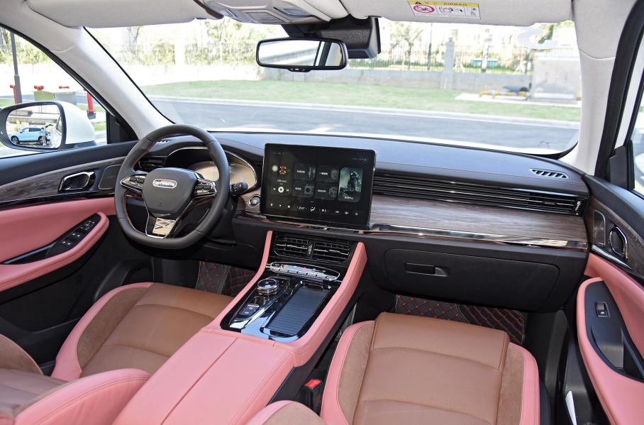 Сверхэкономичный гибридный кроссовер Skywell HT-i появится в России летом