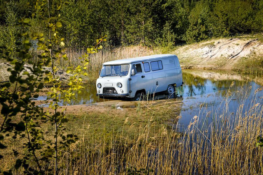 «Буханку» превратили в передвижной самогонный аппарат