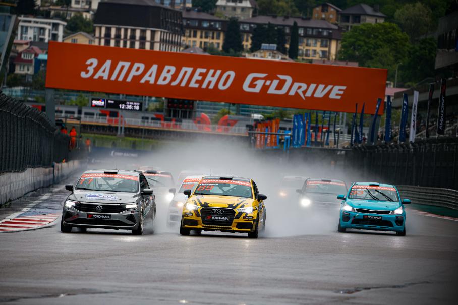 Во время «мокрых» гонок пилотировать наддувные машины сложнее, чем атмосферные. Потому при слабом сцеплении колёс с трассой большая тяга и нелинейный характер её нарастания ведут к усложнению контроля пробуксовки