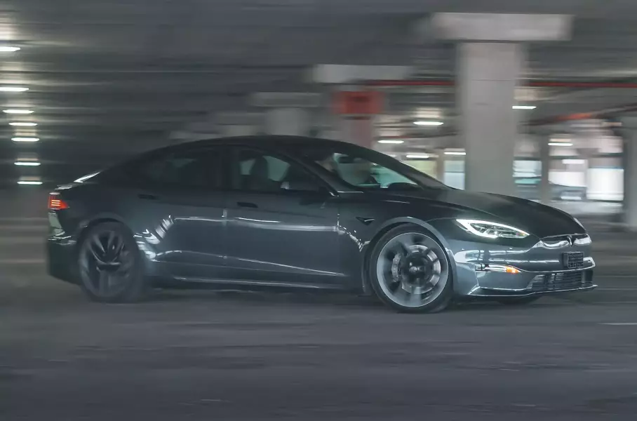 Обновлённые Mercedes‑AMG GT 4-Door Coupe, трековый пакет для Tesla Model S Plaid и новый электрический MINI Cooper: главное за неделю