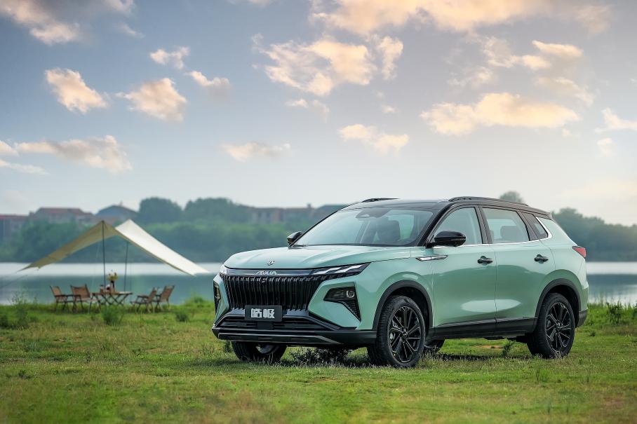 В Россию привезли футуристичный китайский кроссовер за три миллиона рублей