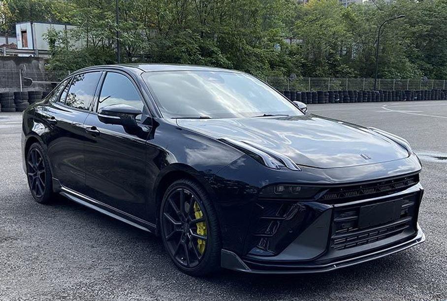 Geely готовит 350-сильный спортседан: первые фотографии