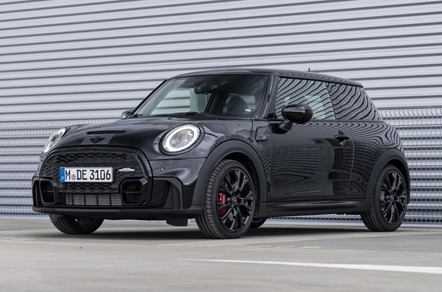 «Заряженный» хэтчбек MINI JCW получил спецверсию с «механикой»