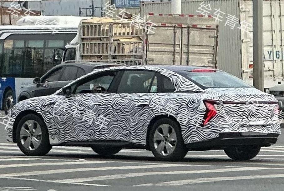 Серийный 619-сильный седан Hongqi: первое изображение