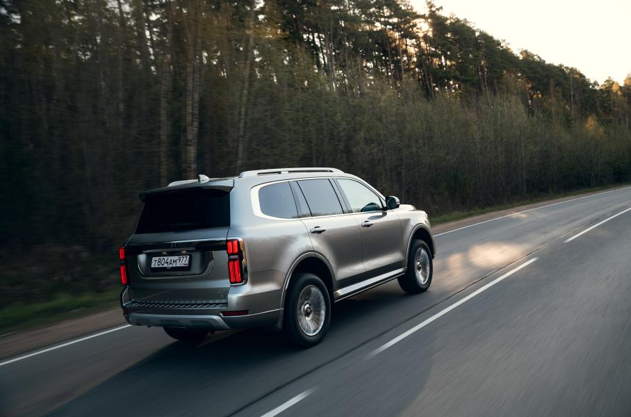 Младший Tank 300 удивил деликатной настройкой системы удержания в полосе, но 500 не так хорош в этом плане — ассистент полосы постоянно ошибается и раздражает водителя. Учитывая формат и класс двух моделей, было бы логично видеть скорее обратную картину