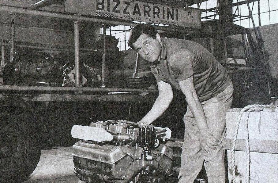 Джотто Биззаррини у себя в мастерской показывает двигатель Chevrolet V8. На Iso Grifo A3/C и Bizzarrini 5300 Strada использовался как раз такой вариант с четырьмя горизонтальными карбюраторами Weber