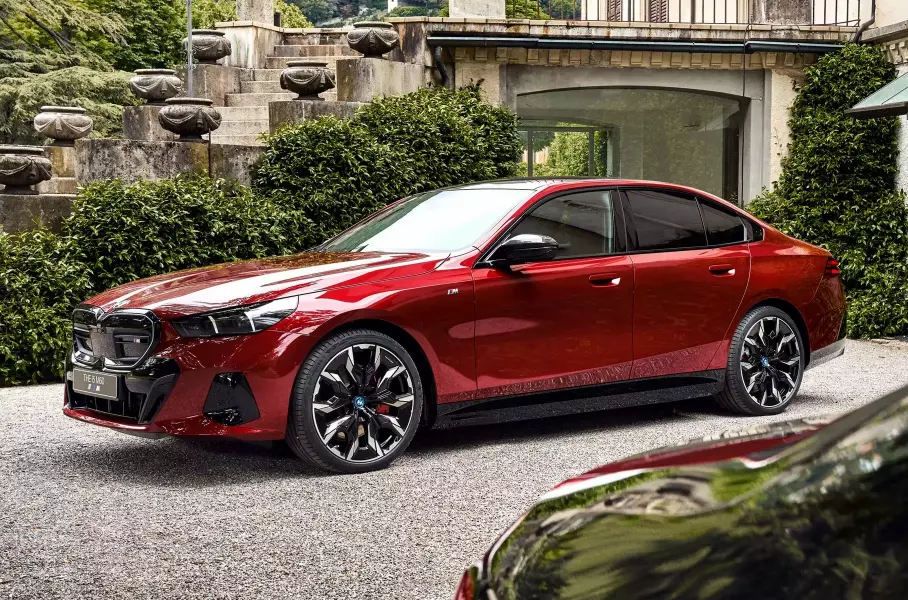 Новая «пятёрка» BMW, обновлённый Volkswagen Touareg и супертурер Aston Martin DB12: главное за неделю