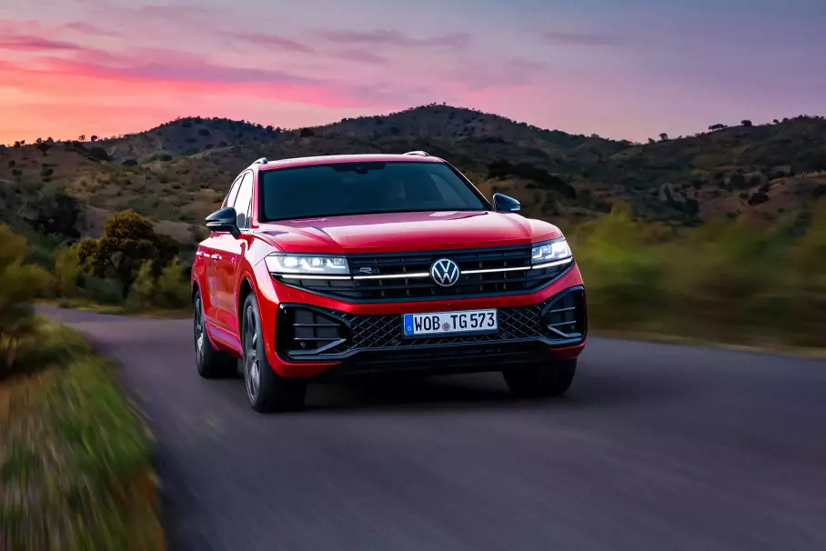 Новая «пятёрка» BMW, обновлённый Volkswagen Touareg и супертурер Aston Martin DB12: главное за неделю