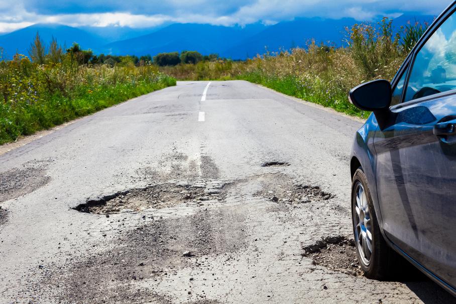 Водитель отсудил у правительства миллион евро за яму на дороге