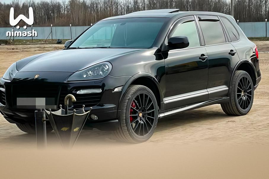 Россиянка отсудила у дорожников 800 тысяч рублей за поврежденный из-за ямы Porsche Cayenne