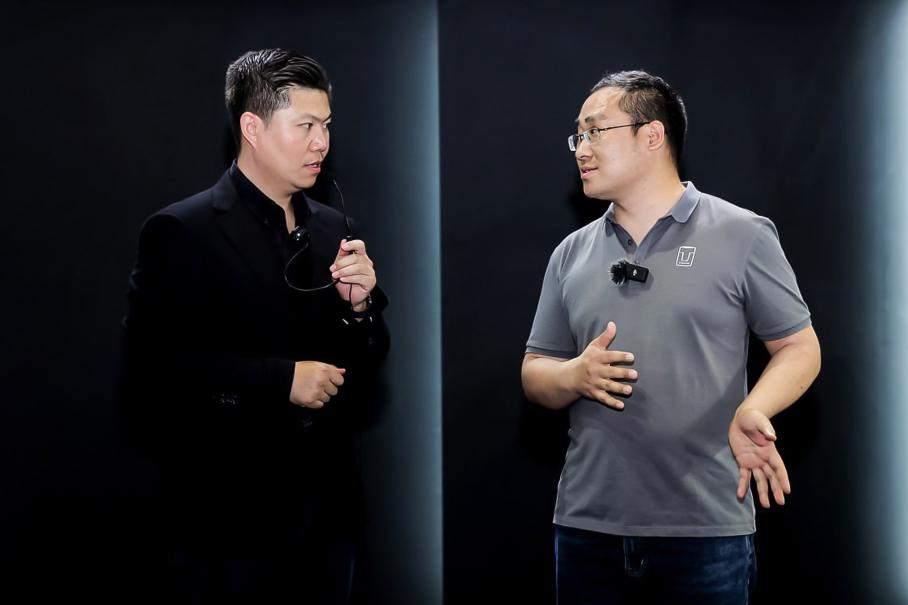 Гу Юкун, директор по продукту Tank 500 (справа)