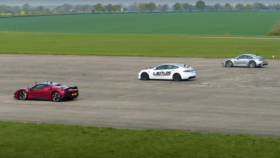 Видео: супергибрид Ferrari сравнили с электромобилем Tesla и бензиновым Porsche