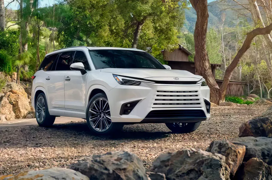 Новый внедорожник и два кроссовера Lexus, ещё один электрический Volvo и гиперкар Porsche: главное за неделю