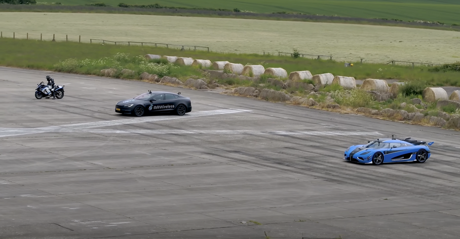 Видео: мегакар Koenigsegg свели в гонке с электрокаром Tesla и гипербайком Suzuki
