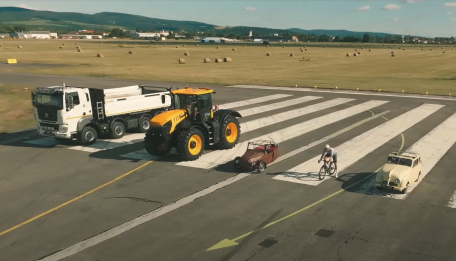 Видео: Кларксон, Хаммонд и Мэй устроили самый медленный в мире дрэг-рейсинг
